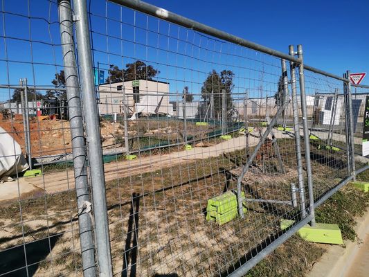سياج أمني مؤقت عالي 1.8 م شبك خارجي 60*60 مم