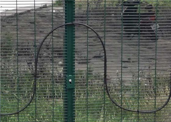 0.9م ارتفاع مسحوق غطاء مكافحة التسلق سجن السياج مع مشابك الفولاذ