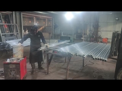 يتم لحام أعمدة السياج بالحجم الذي يطلبه العميل.