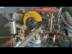 يتم تقطيع منشور الخوخ إلى الحجم الذي يطلبه العميل