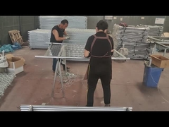 يستخدم العمال الأسلاك لتوصيل سياج ربط السلسلة وأنبوب الإطار