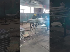 يتم لحام موصل السياج بعمود السياج