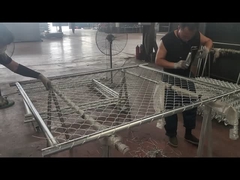 يتم ربط سياج ربط السلسلة بالإطار