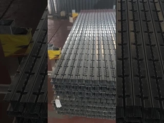 يتم تكديس أعمدة الدرابزين