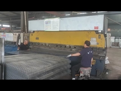 سياج شبكي على شكل حرف V يتم ثنيه بواسطة الآلة