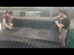 يتم دعم السياج ثلاثي الأبعاد