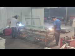 يتم لحام السياج الأمني