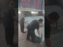 يتم تلميع أعمدة السياج وتكديسها