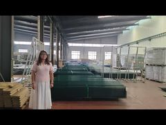 سياج أمني مضاد للتسلق مطلي باللون الأخضر